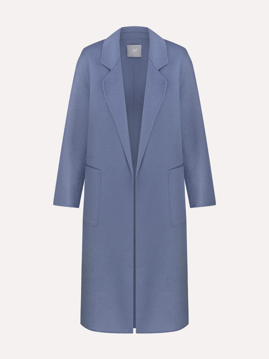 Classic coat made of hand-stitched double cashmere. The loose-fitting model with a lapel collar, kimono sleeves and two front patch pockets. Can be worn with a belt.